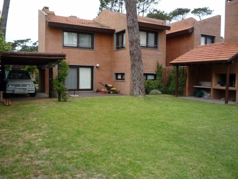 Hermosa casa para alquilar a tres cuadras del mar en Pinares.